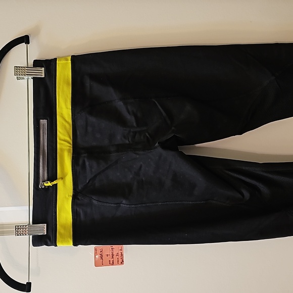 1240. Lululemon Run Inspire Crop II - Picture 4 of 8